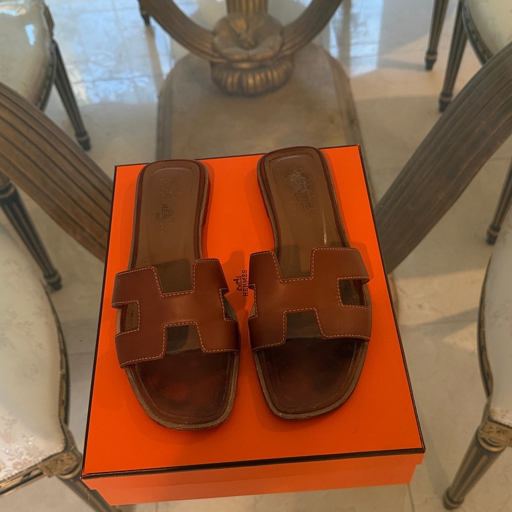 Hermes Oran sandals in color gold